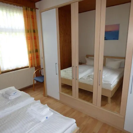 Apartment Sonnige-ferienwohnung-100qm-im-1-obergeschoss-der-villa-walhall-in-einem-parkaehnlichen-garten Sellin (Rugen)