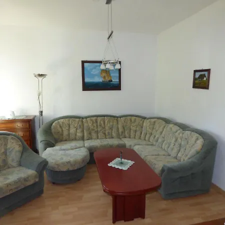 Apartment Sonnige-ferienwohnung-100qm-im-1-obergeschoss-der-villa-walhall-in-einem-parkaehnlichen-garten