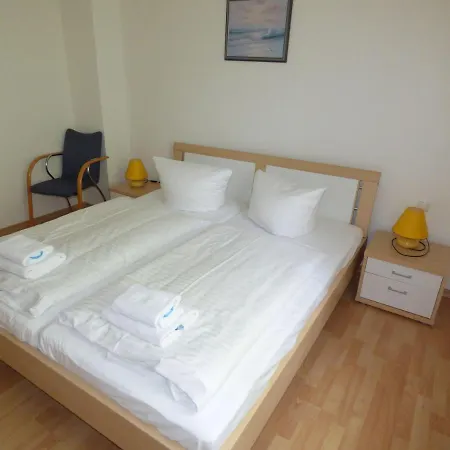 Appartement Sonnige-ferienwohnung-100qm-im-1-obergeschoss-der-villa-walhall-in-einem-parkaehnlichen-garten *