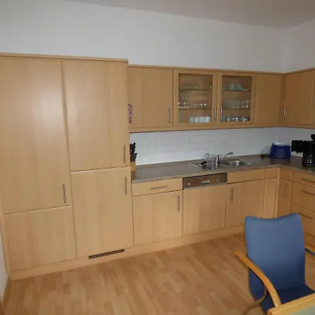 Apartment Sonnige-ferienwohnung-100qm-im-1-obergeschoss-der-villa-walhall-in-einem-parkaehnlichen-garten Sellin (Rugen)