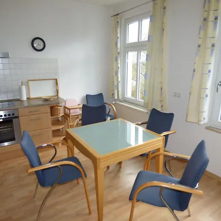 Sonnige-ferienwohnung-100qm-im-1-obergeschoss-der-villa-walhall-in-einem-parkaehnlichen-garten Apartment