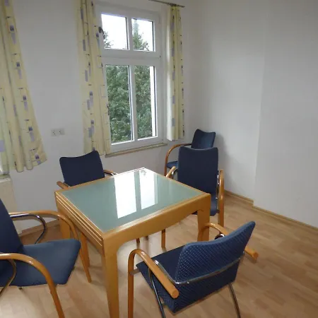 Sonnige-ferienwohnung-100qm-im-1-obergeschoss-der-villa-walhall-in-einem-parkaehnlichen-garten Appartement Sellin (Rugen)