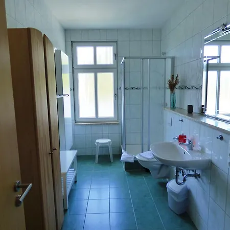 Sonnige-ferienwohnung-100qm-im-1-obergeschoss-der-villa-walhall-in-einem-parkaehnlichen-garten Appartement