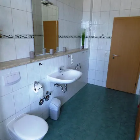 Sonnige-ferienwohnung-100qm-im-1-obergeschoss-der-villa-walhall-in-einem-parkaehnlichen-garten *