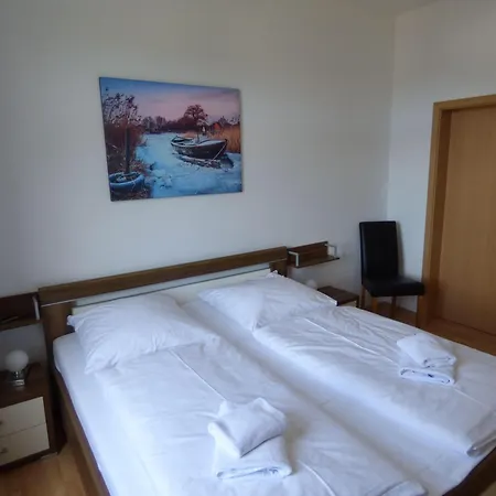 Sonnige-ferienwohnung-100qm-im-1-obergeschoss-der-villa-walhall-in-einem-parkaehnlichen-garten Appartement *