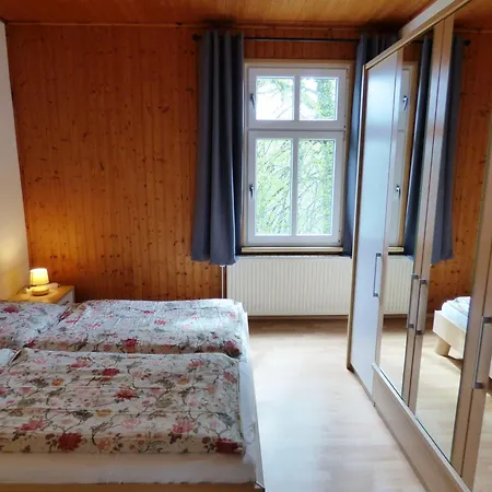 Sonnige-ferienwohnung-100qm-im-1-obergeschoss-der-villa-walhall-in-einem-parkaehnlichen-garten Appartement *