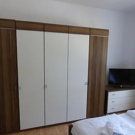 Sonnige-ferienwohnung-100qm-im-1-obergeschoss-der-villa-walhall-in-einem-parkaehnlichen-garten * Sellin (Rugen)