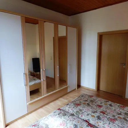 Appartement Sonnige-ferienwohnung-100qm-im-1-obergeschoss-der-villa-walhall-in-einem-parkaehnlichen-garten
