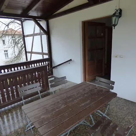 Sonnige-ferienwohnung-100qm-im-1-obergeschoss-der-villa-walhall-in-einem-parkaehnlichen-garten
