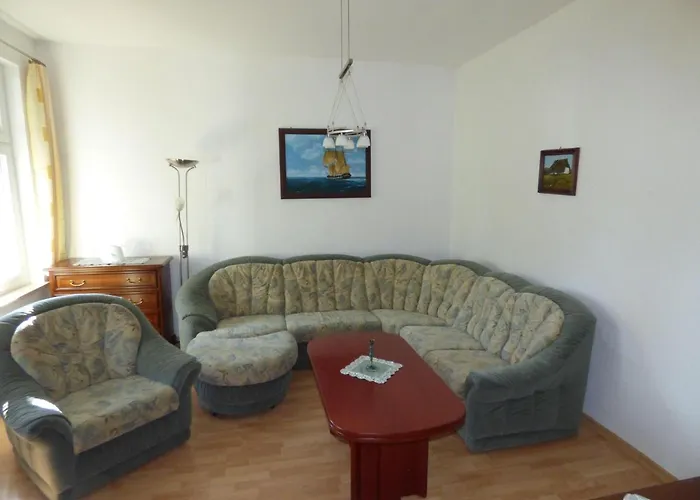 Apartment Sonnige-ferienwohnung-100qm-im-1-obergeschoss-der-villa-walhall-in-einem-parkaehnlichen-garten