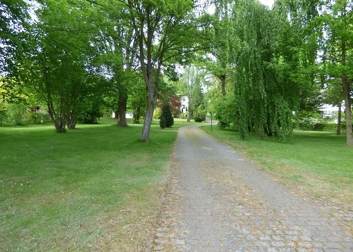 Sonnige-ferienwohnung-100qm-im-1-obergeschoss-der-villa-walhall-in-einem-parkaehnlichen-garten