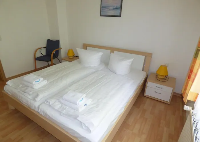 Apartment Sonnige-ferienwohnung-100qm-im-1-obergeschoss-der-villa-walhall-in-einem-parkaehnlichen-garten *