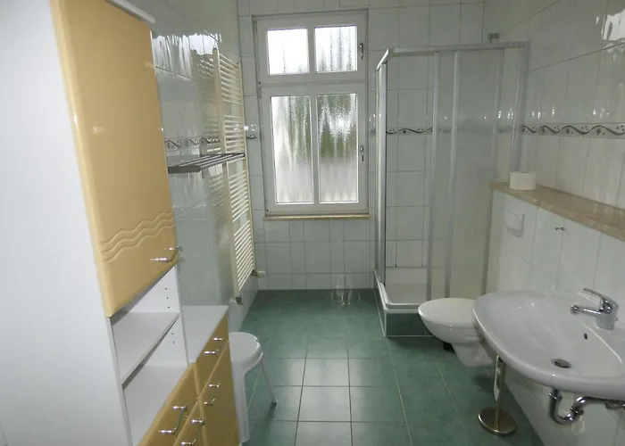 Apartment Sonnige-ferienwohnung-100qm-im-1-obergeschoss-der-villa-walhall-in-einem-parkaehnlichen-garten Sellin (Rugen)