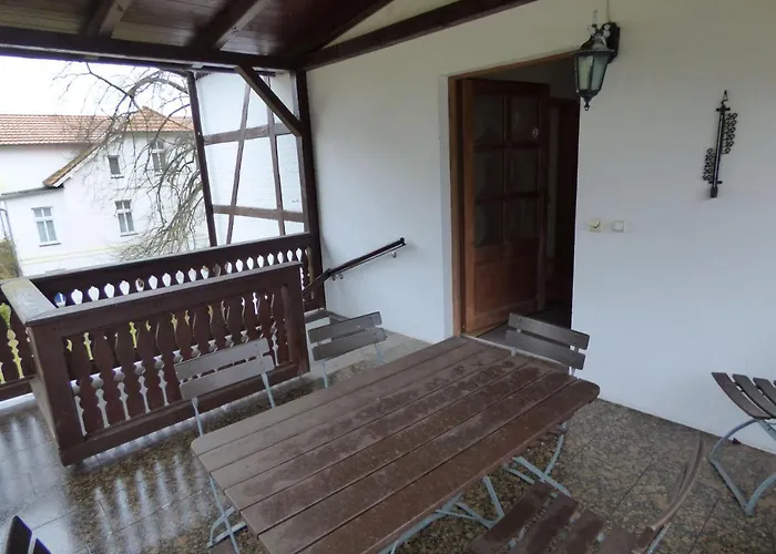 Sonnige-ferienwohnung-100qm-im-1-obergeschoss-der-villa-walhall-in-einem-parkaehnlichen-garten