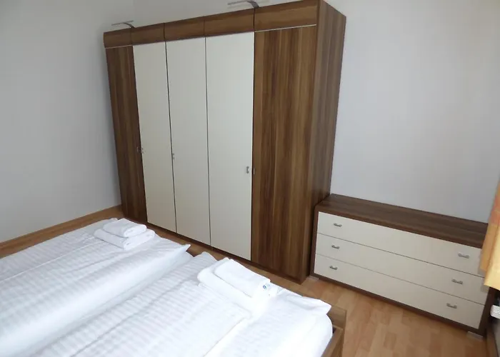 Sonnige-ferienwohnung-100qm-im-1-obergeschoss-der-villa-walhall-in-einem-parkaehnlichen-garten *