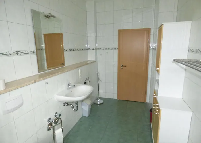 Apartment Sonnige-ferienwohnung-100qm-im-1-obergeschoss-der-villa-walhall-in-einem-parkaehnlichen-garten Sellin (Rugen)