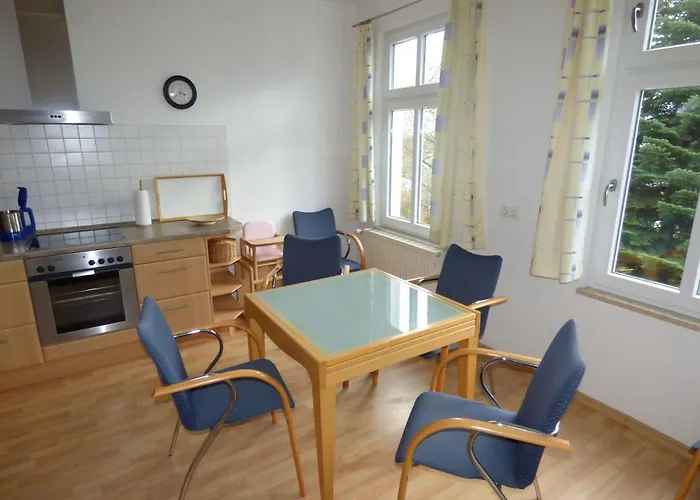 Sonnige-ferienwohnung-100qm-im-1-obergeschoss-der-villa-walhall-in-einem-parkaehnlichen-garten Διαμέρισμα