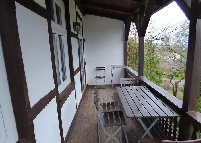 Sonnige-ferienwohnung-100qm-im-1-obergeschoss-der-villa-walhall-in-einem-parkaehnlichen-garten