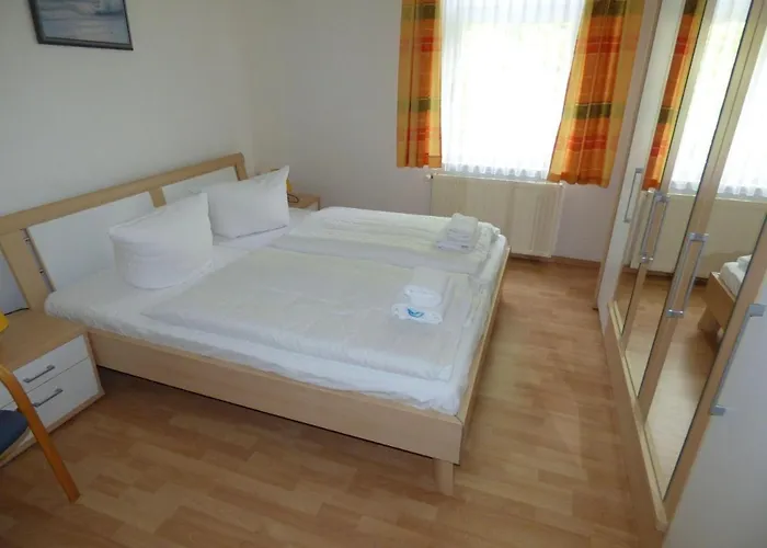 Sonnige-ferienwohnung-100qm-im-1-obergeschoss-der-villa-walhall-in-einem-parkaehnlichen-garten * Sellin (Rugen)