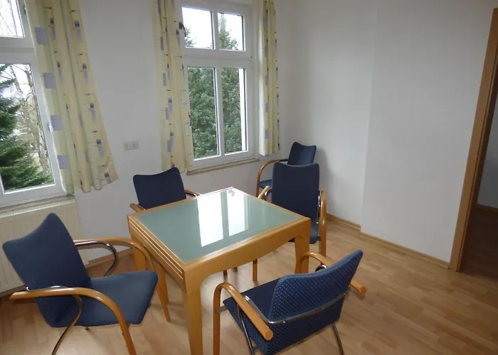 Sonnige-ferienwohnung-100qm-im-1-obergeschoss-der-villa-walhall-in-einem-parkaehnlichen-garten Apartment Sellin (Rugen)