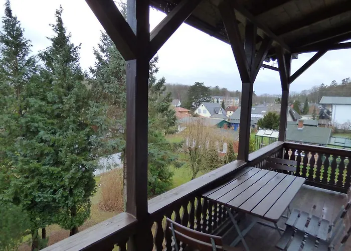 Sonnige-ferienwohnung-100qm-im-1-obergeschoss-der-villa-walhall-in-einem-parkaehnlichen-garten Apartment *